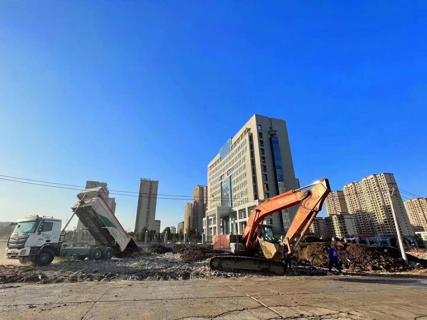 豪家集團承建的政務花園項目、污水管網項目、CBD公園項目施工中